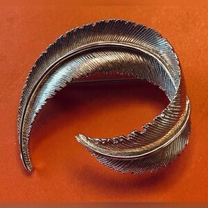 Vintage Monet Women’s Brooch Pin Leaf Feather Silver Tone 2”